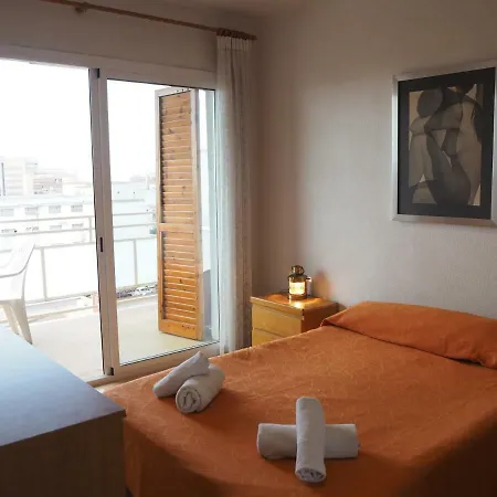 With Views Of And Sea Views. Simple And Cozy. Καλέλα